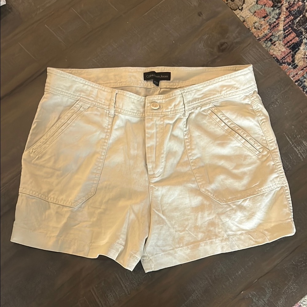Calvin Klein Cream Cargo Khaki Shorts with Tailored Fit
Size 12